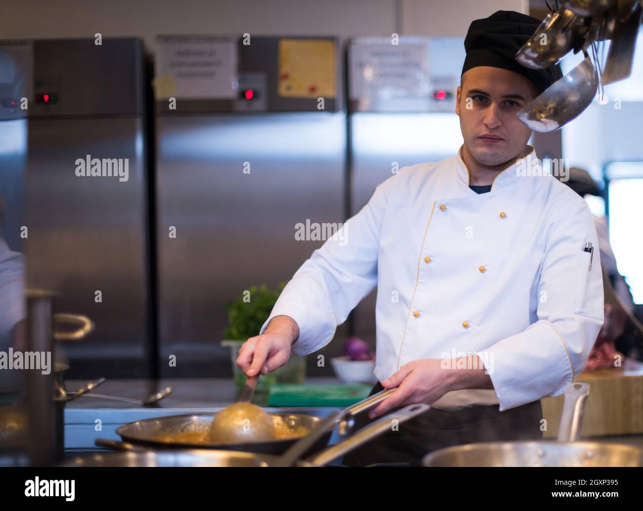 Lo chef prepara cibi, frittura in padella wok. La vendita e il concetto di cibo Foto Stock