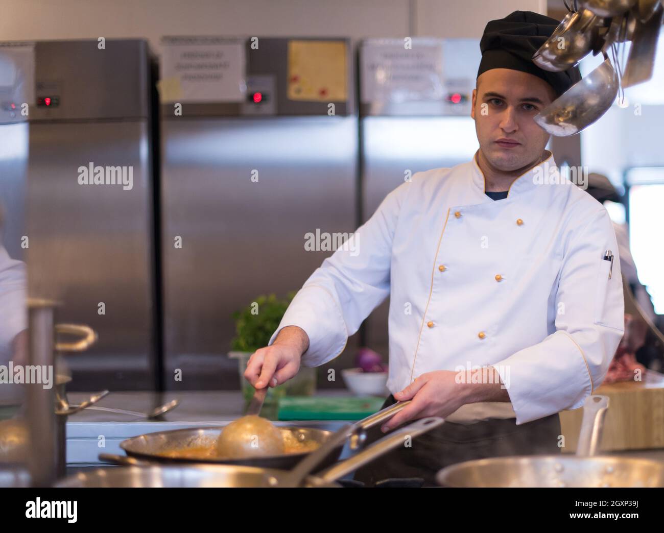 Lo chef prepara cibi, frittura in padella wok. La vendita e il concetto di cibo Foto Stock