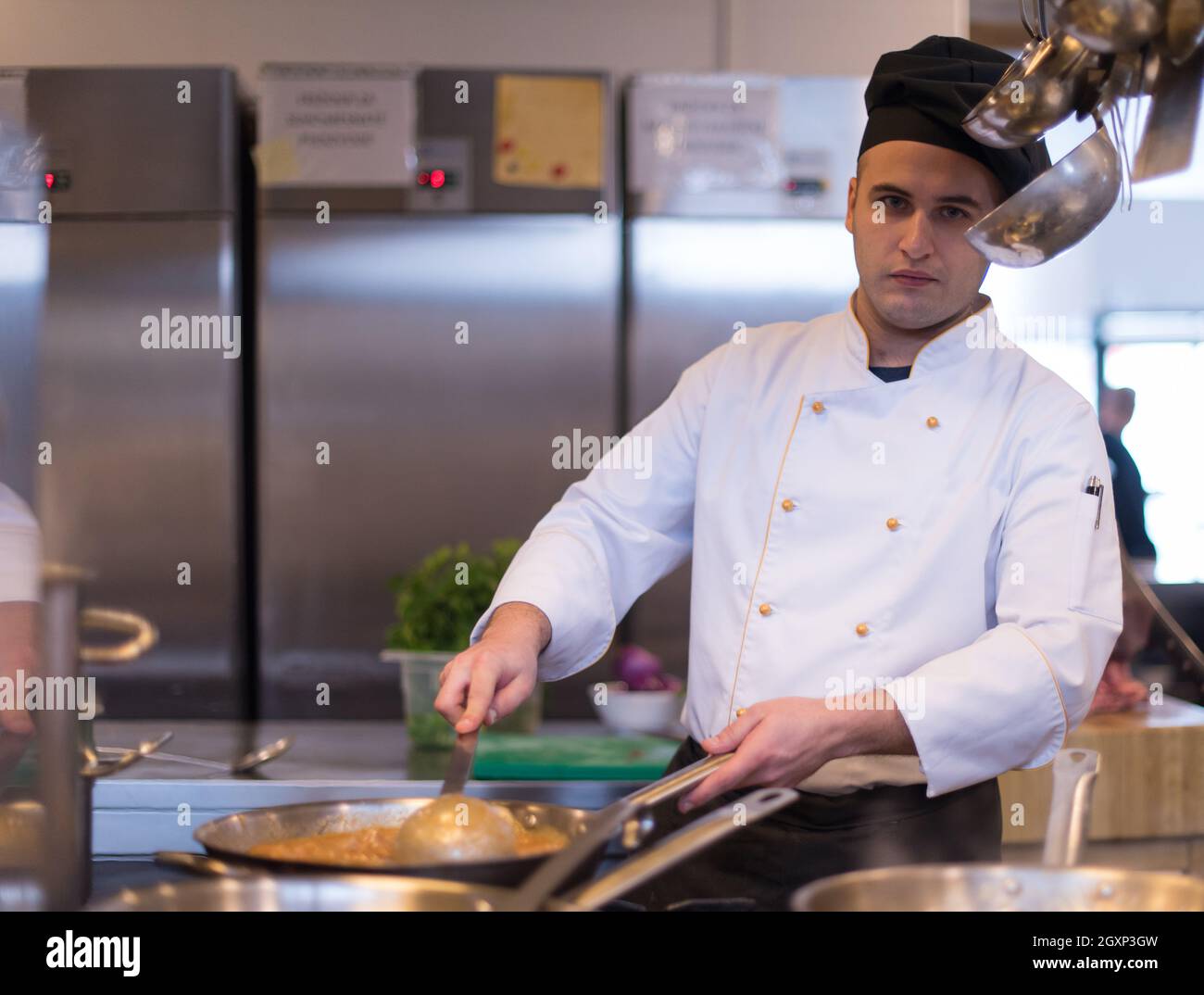 Lo chef prepara cibi, frittura in padella wok. La vendita e il concetto di cibo Foto Stock