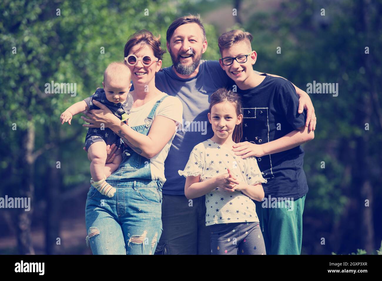 Ritratto di felice giovani tanga grande famiglia pur avendo attrezzate e tempo di divertimento nella natura Foto Stock