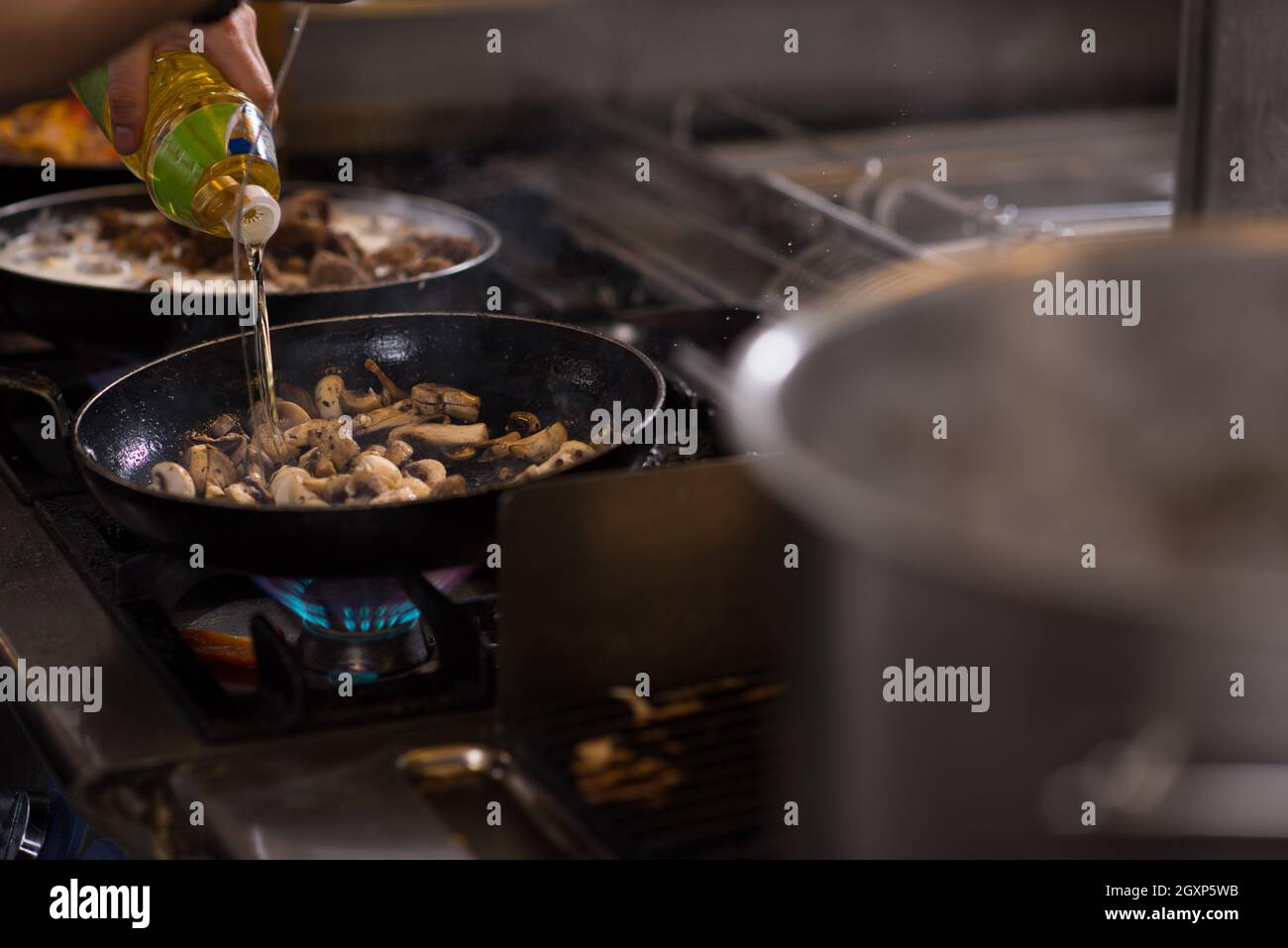 Lo chef prepara cibi, frittura in padella wok. La vendita e il concetto di cibo Foto Stock