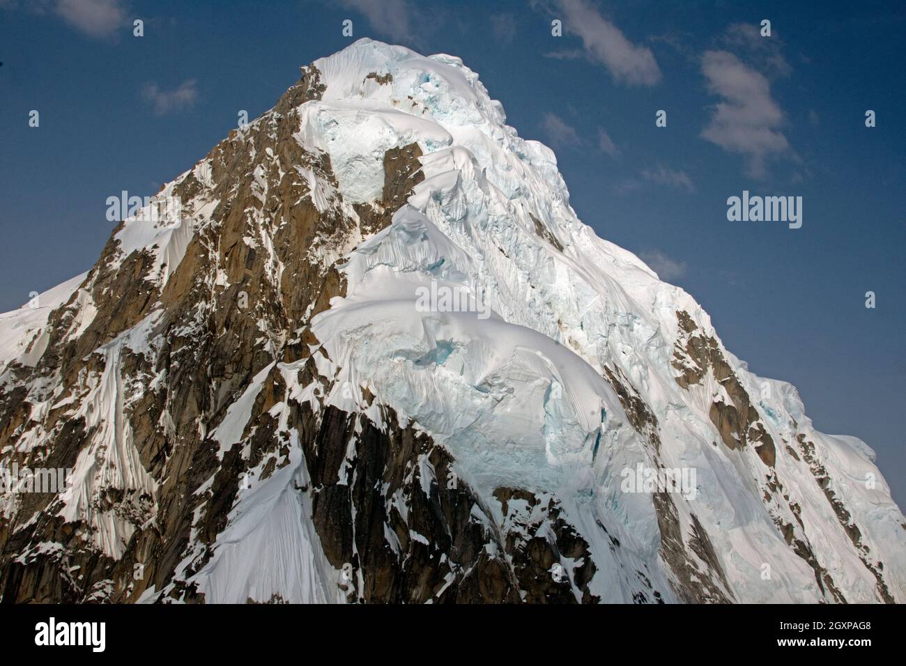 Una delle vette innevate del Denali National Park and Preserve, Alaska, USA Foto Stock