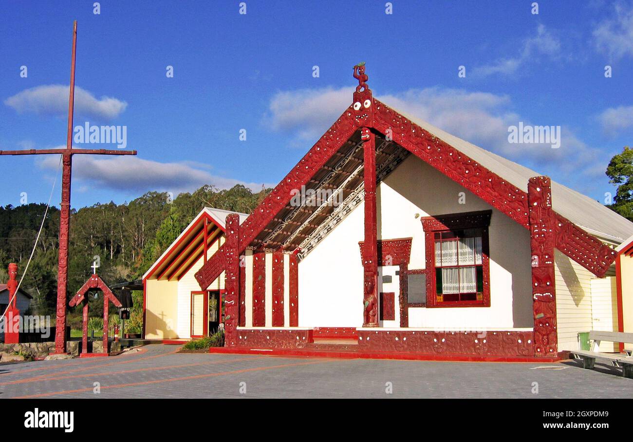 Una tradizionale sala riunioni su un marae a Rotorua, in Nuova Zelanda, è ricca di simbolismo e tradizione culturale per i Maori. La sala riunioni, sulle marae, è uno spazio venerato associato all'identità di una tribù e utilizzato per vari eventi cerimoniali. Foto Stock
