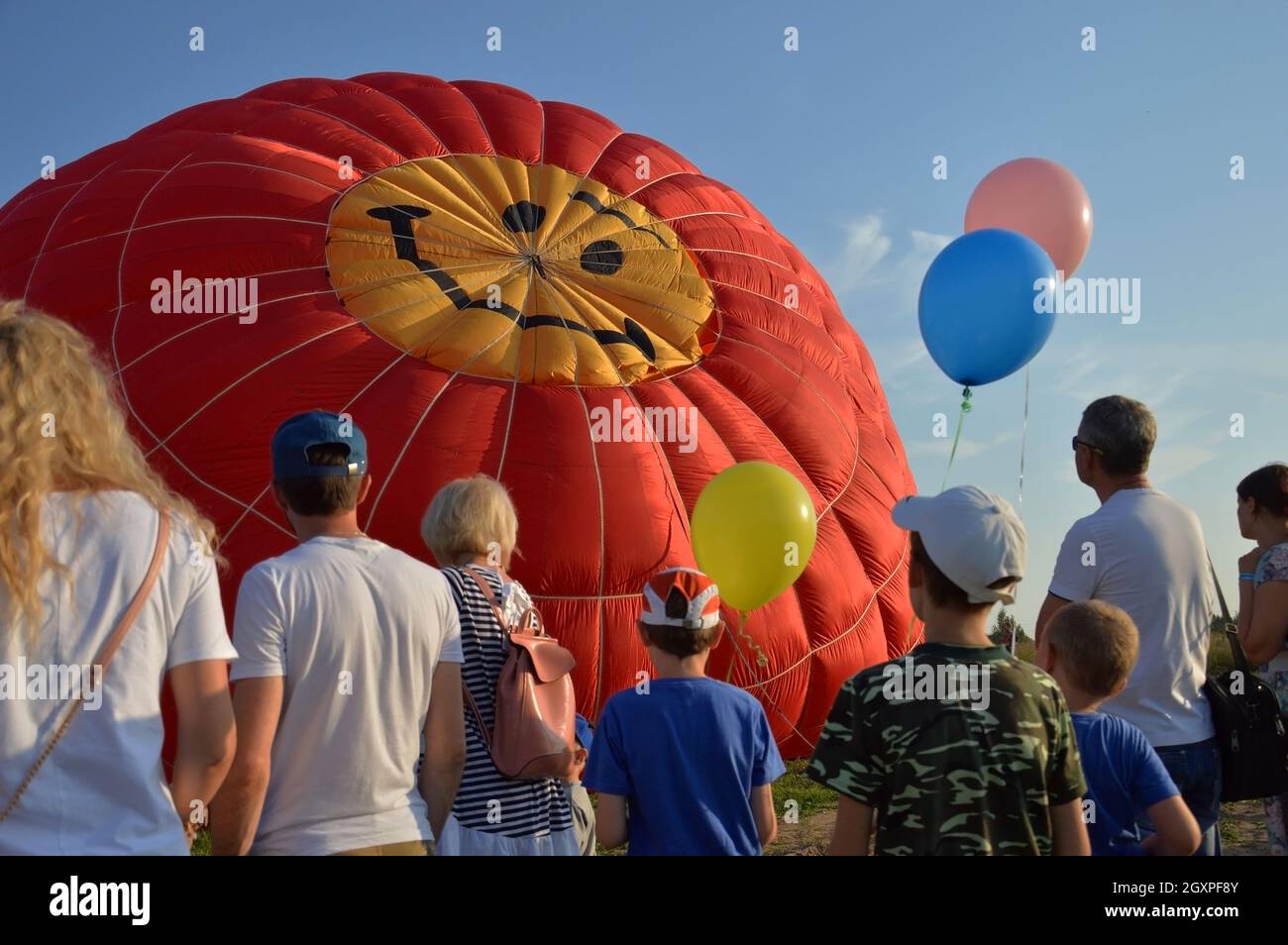 Regione di Vladimir, Russia. 19 agosto 2017. Aeroporto Dobrograd. Festival dell'aria e della musica-2017. Spettatori che guardano come mongolfiera privata piena di ho Foto Stock