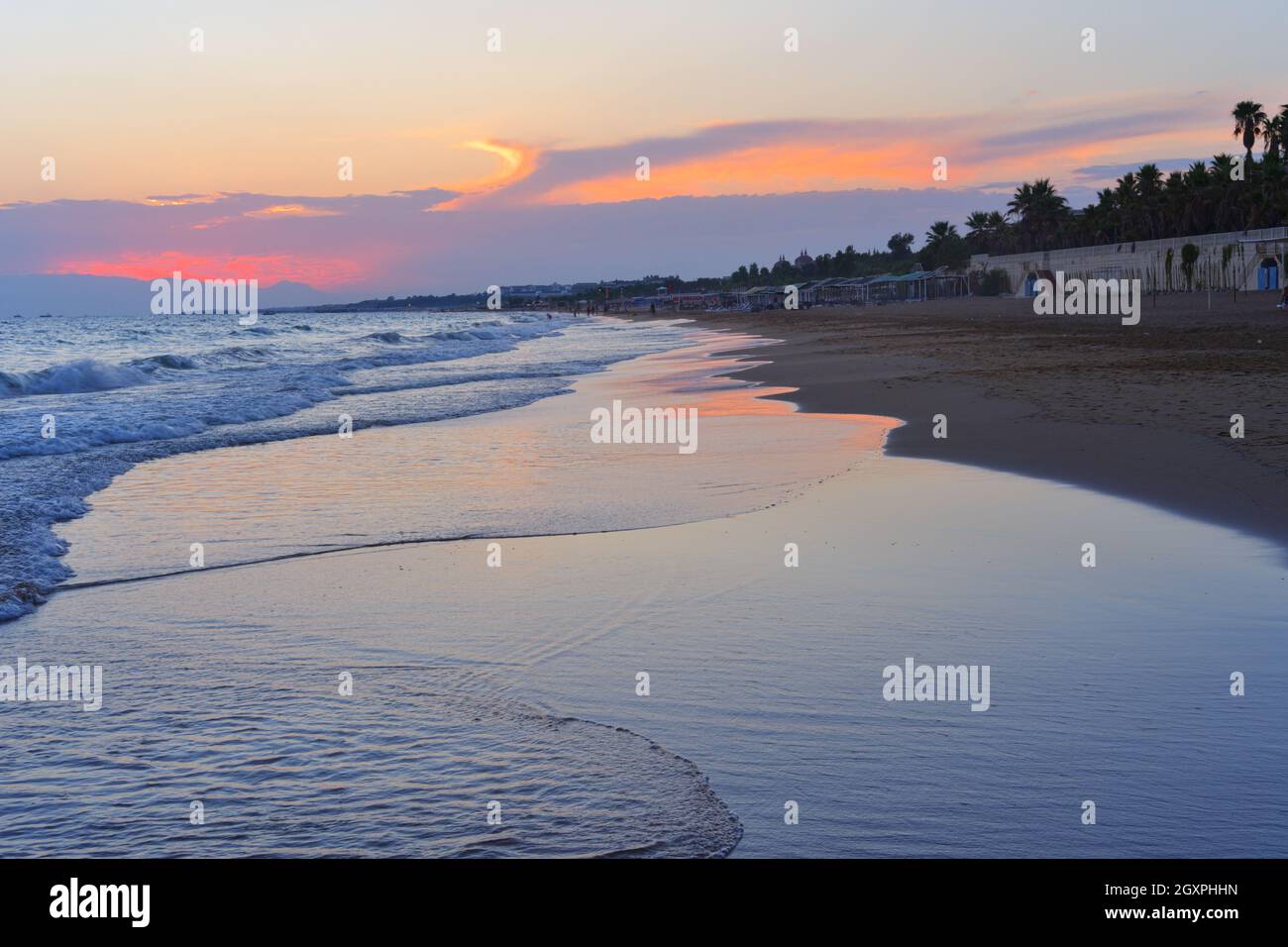 Bellissimo tramonto sulla spiaggia di Antalya Turchia Foto Stock