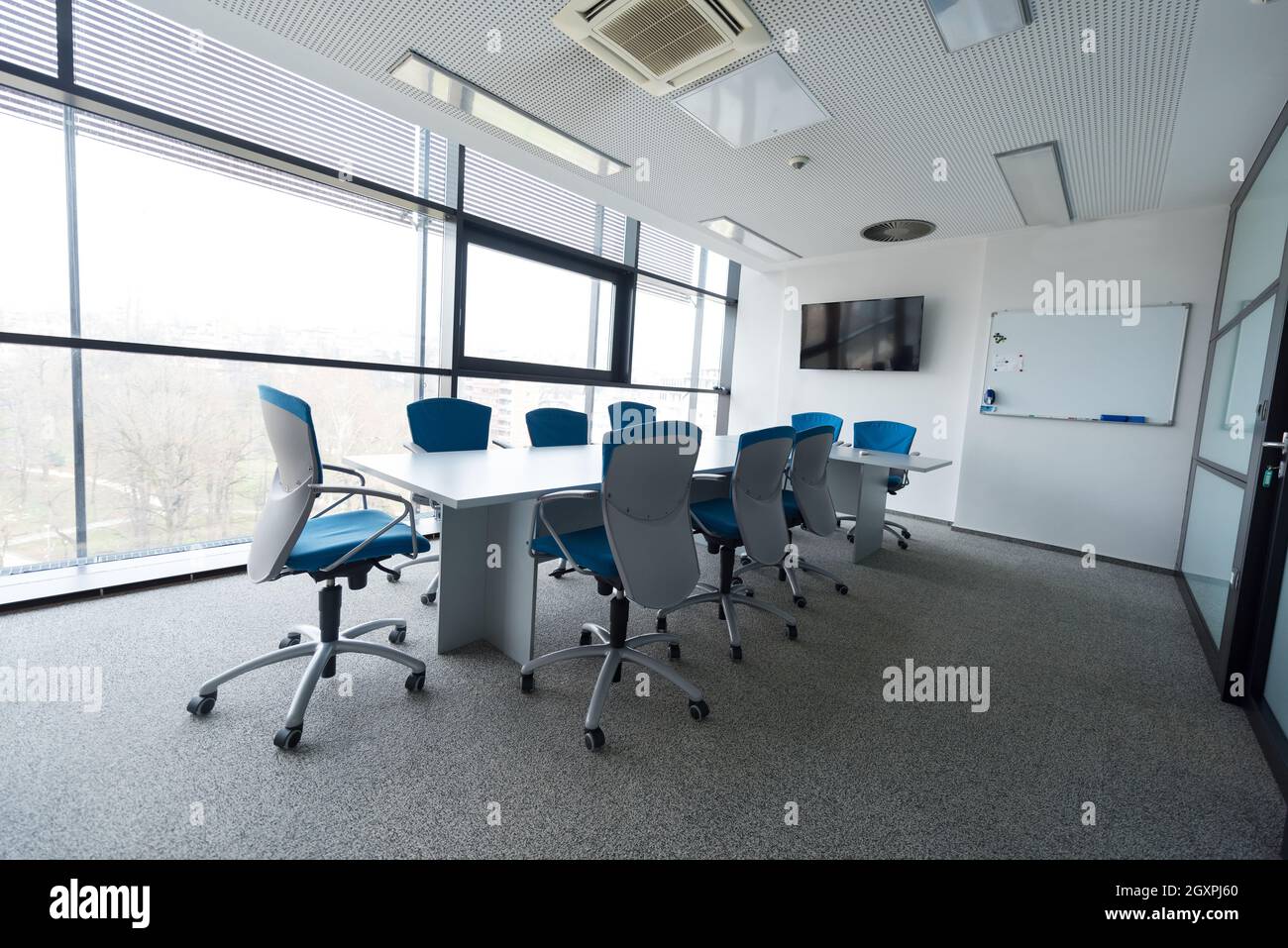 Interno del nuovo ufficio moderno sala riunioni con grandi finestre Foto Stock