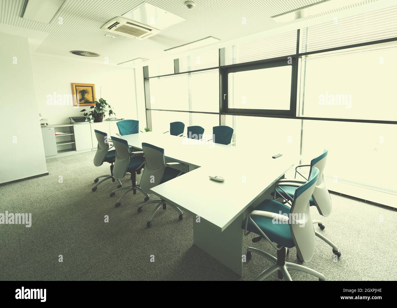 Interno del nuovo ufficio moderno sala riunioni con grandi finestre Foto Stock