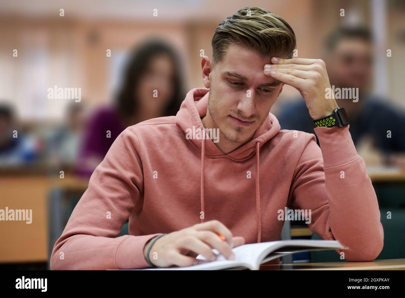 lo studente ha mal di testa durante l'ascolto di una classe matematica nel college Foto Stock