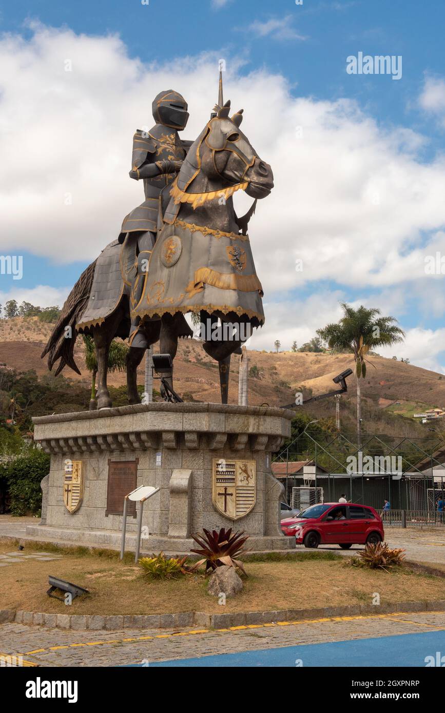 Cavaliere in Armor a Castelo de Itaipava visto da sotto e dal lato, contro il cielo blu con alcune nuvole e un sacco di spazio copia Foto Stock