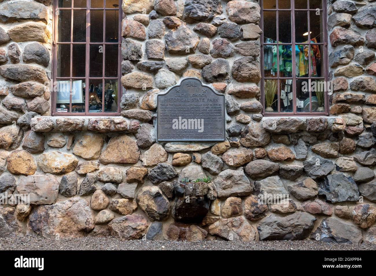 Targa di pietra a House of Happy Walls, Jack London Ranch, state Park, contea di Sonoma, California, USA. Jack london è il famoso autore californiano di Wh Foto Stock