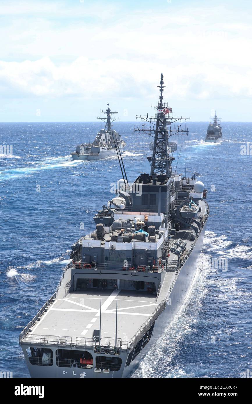 211004-N-XG173-1400 OCEANO PACIFICO (OTT 4, 2021) fronte a retro, JS Kashima (TV-3508), cacciatorpediniere missilistico guidato di classe Arleigh-Burke USS Wayne E. Meyer (DDG 108) e incrociatore missilistico guidato di classe Ticonderoga USS Port Royal (CG 73) hanno partecipato ad un dispiegamento cooperativo (CODEP). Le implementazioni cooperative sono progettate per aumentare la disponibilità operativa e l'interoperabilità tra le navi partecipanti, aumentare le capacità di pianificazione e comunicazione e migliorare l'efficienza e l'efficacia delle operazioni marittime complesse. (STATI UNITI Foto Navy di Mass Communicatio Foto Stock