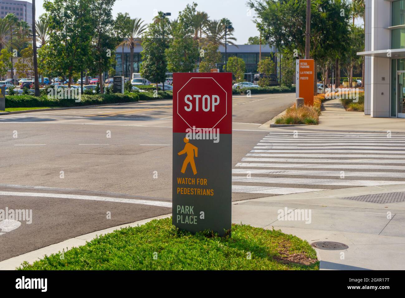 Irvine, CA, USA – 16 agosto 2021: Un cartello stradale unico per la sosta e l'osservazione dei pedoni nella prevista comunità di Irvine, California. Foto Stock