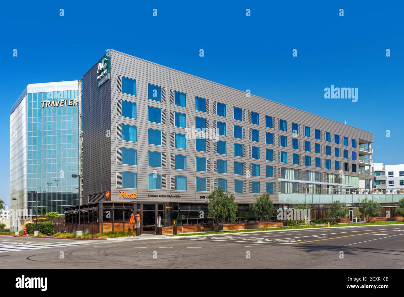 Irvine, CA, USA – 16 agosto 2021: Vista sulla strada dell'edificio AC Hotel by Marriott nella comunità pianificata di Irvine, California. Foto Stock