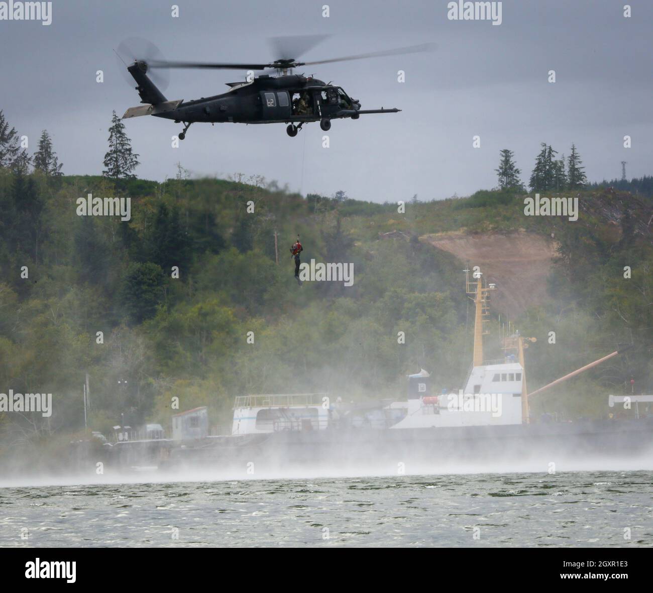 Un subacqueo di combattimento con il decimo Gruppo delle forze speciali (Airborne) è issato dal fiume Columbia dai membri del 160esimo Reggimento dell'aviazione delle operazioni speciali ad Astoria, Oregon, 14 settembre 2021. I paranchi di acqua sono stati condotti come parte di un addestramento di riqualificazione di immersione per un team di immersione di SFG(A) 10. (STATI UNITI Foto dell'esercito di Sgt. Sanders Ashley) Foto Stock