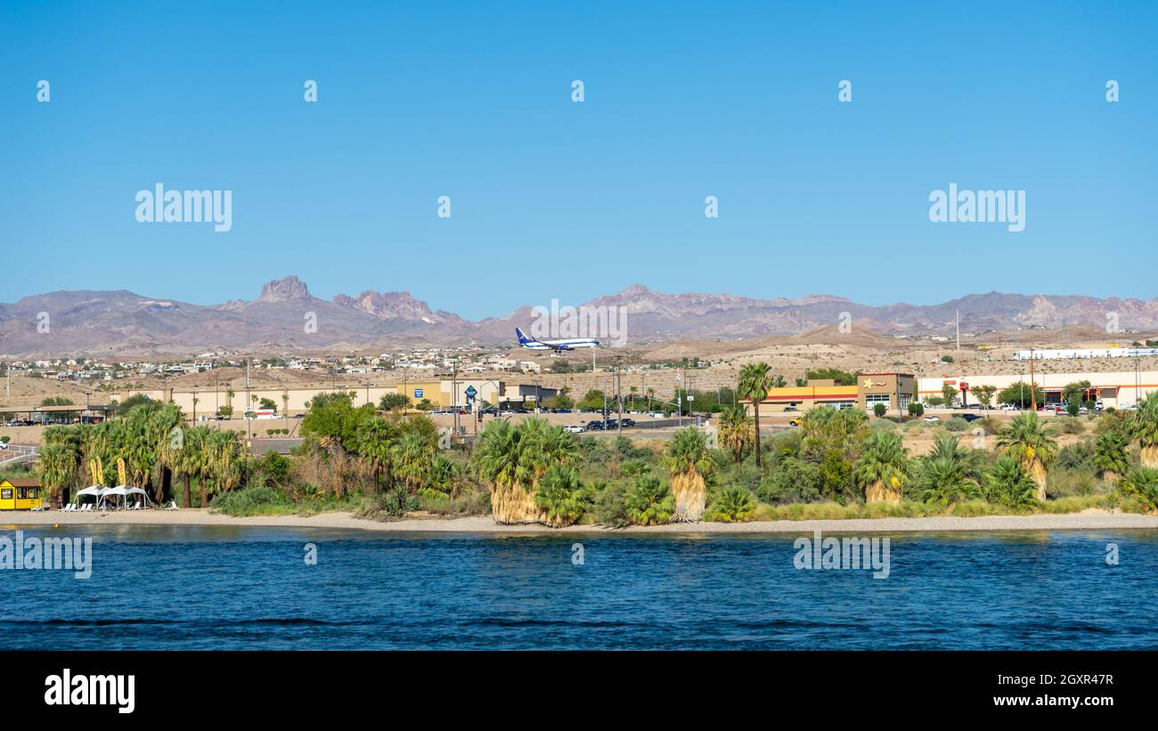 Laughlin, NV, USA – 27 agosto 2021: Un aereo jet commerciale che vola a bassa quota per atterrare all'aeroporto di Bullhead City come visto da Laughlin, Nevada. Foto Stock