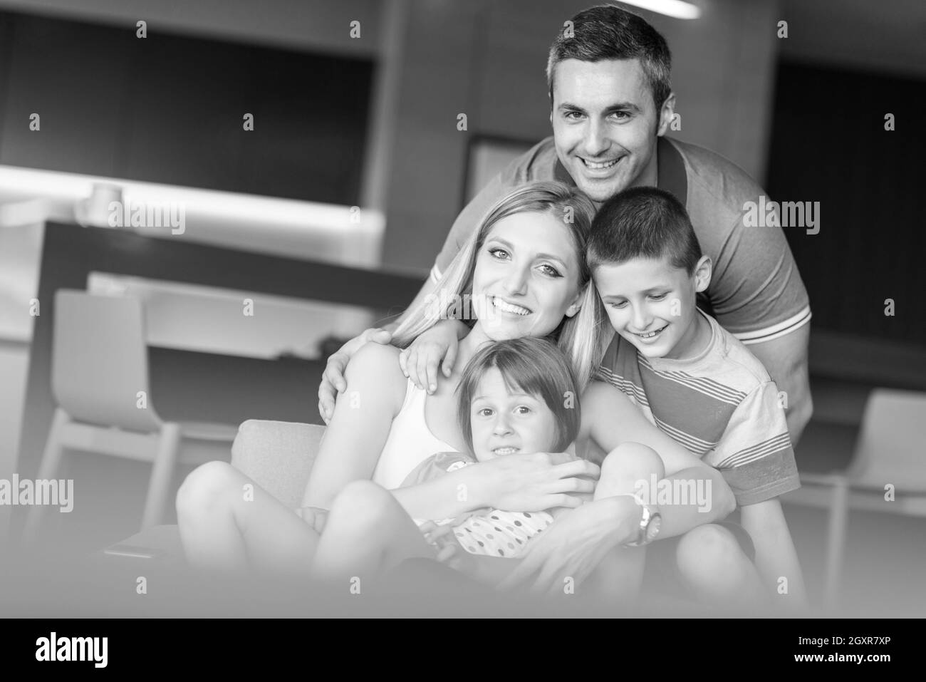 Felice famiglia giovane giocando insieme a casa Foto Stock