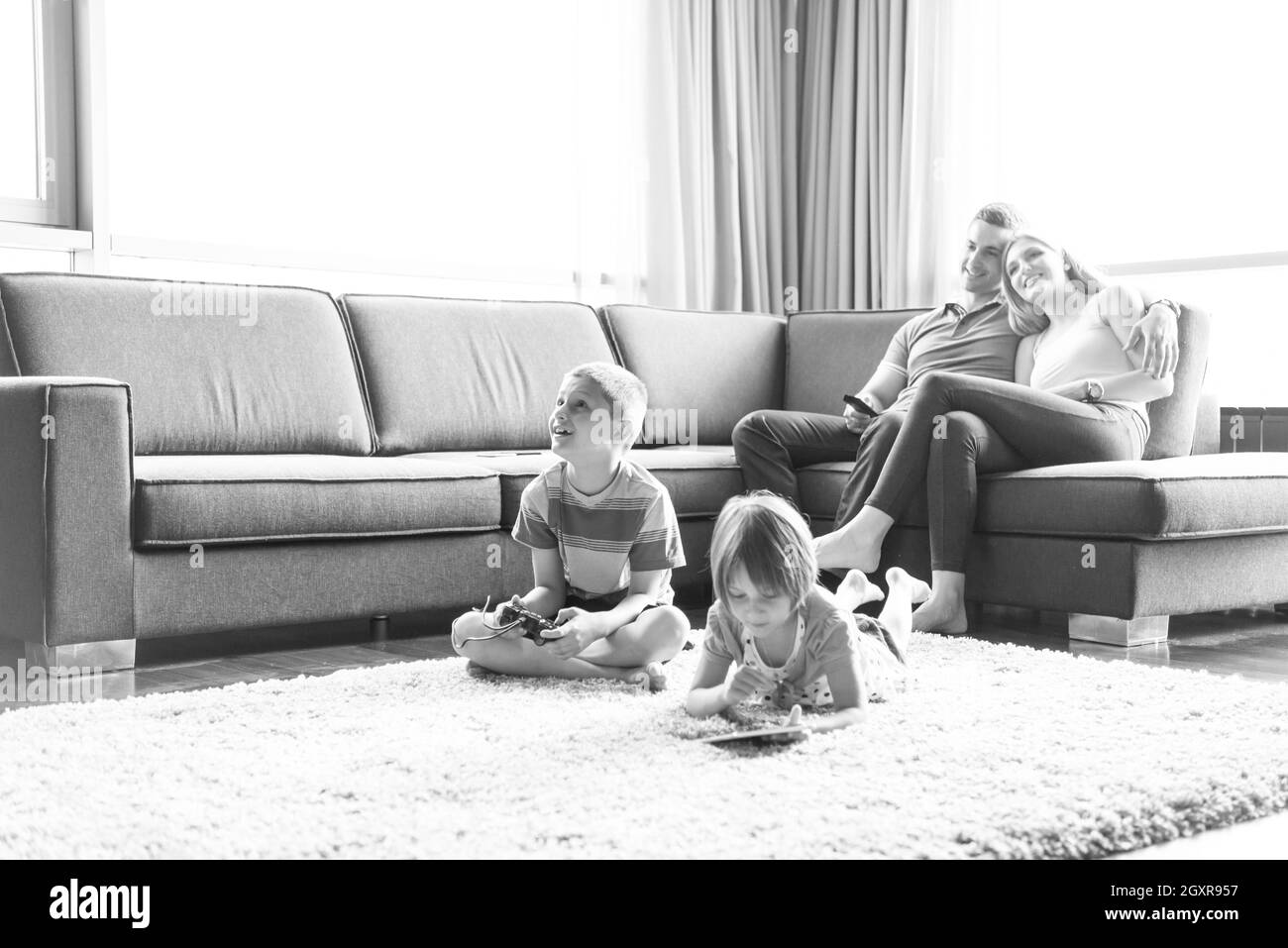 Felice famiglia giovane giocando insieme a casa Foto Stock