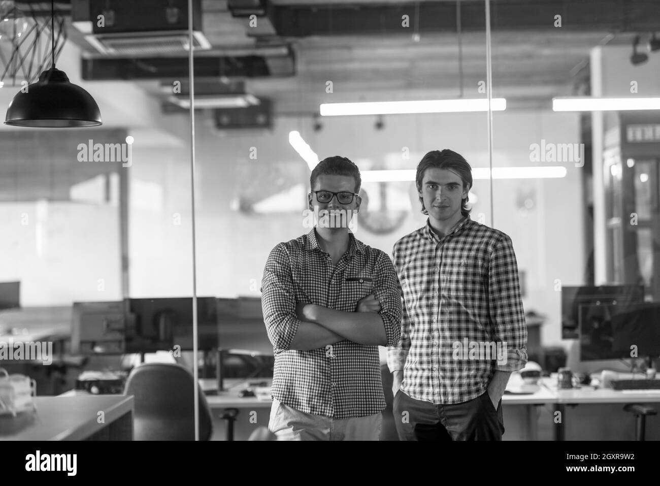 Avviare il team aziendale ritratto presso un ufficio moderno interno Foto Stock