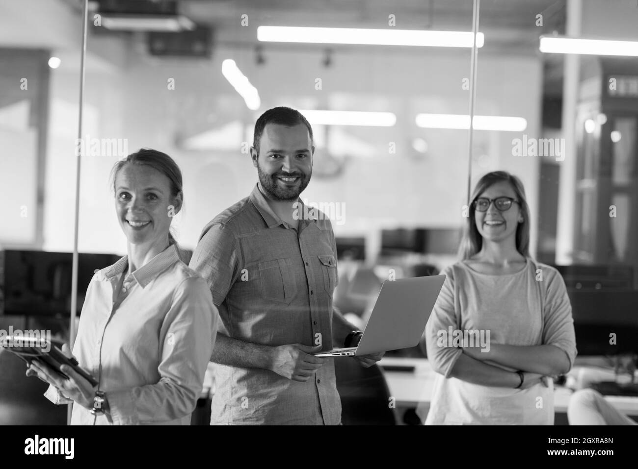 Avviare il team aziendale ritratto presso un ufficio moderno interno Foto Stock