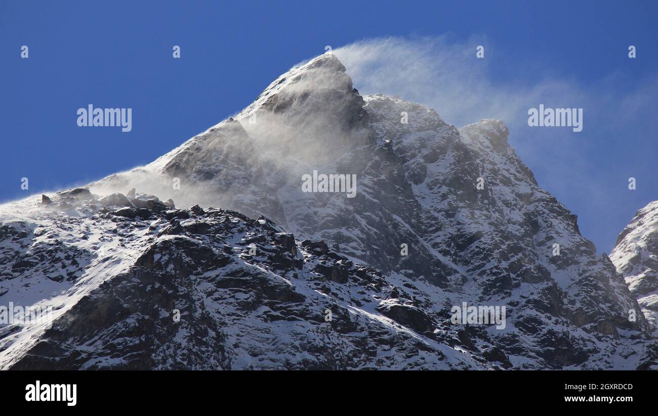In scena la valle di Langtang Nepal. Vento che soffia neve per picchi di montagna. Foto Stock