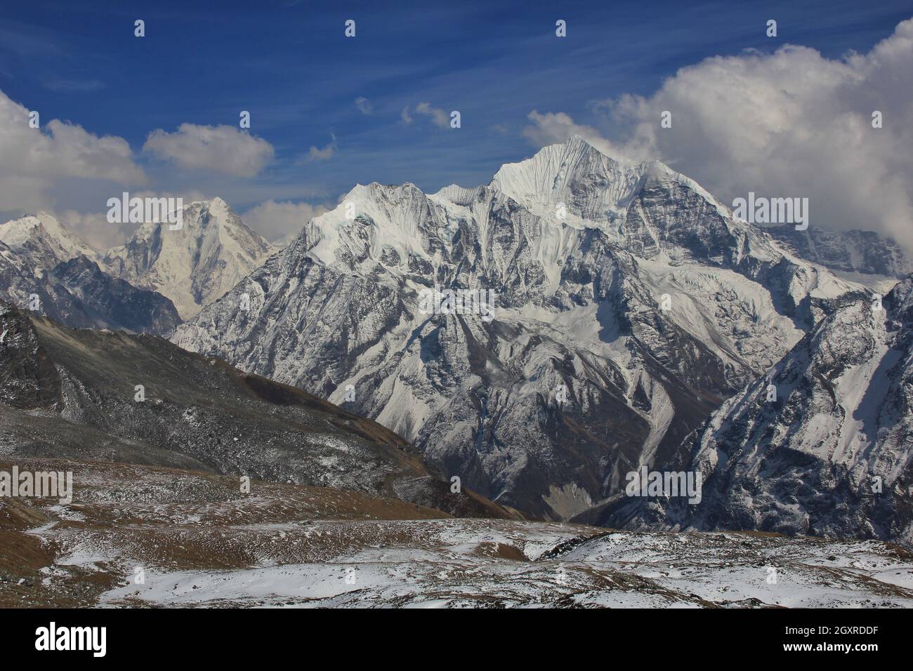 Le montagne del Langtang Himal visto dal monte Tserko Ri, popolare in Viewpoint Kyanjing Gumba, Langtang National Park, Nepal. Montagne Dorje Lhakpa Foto Stock