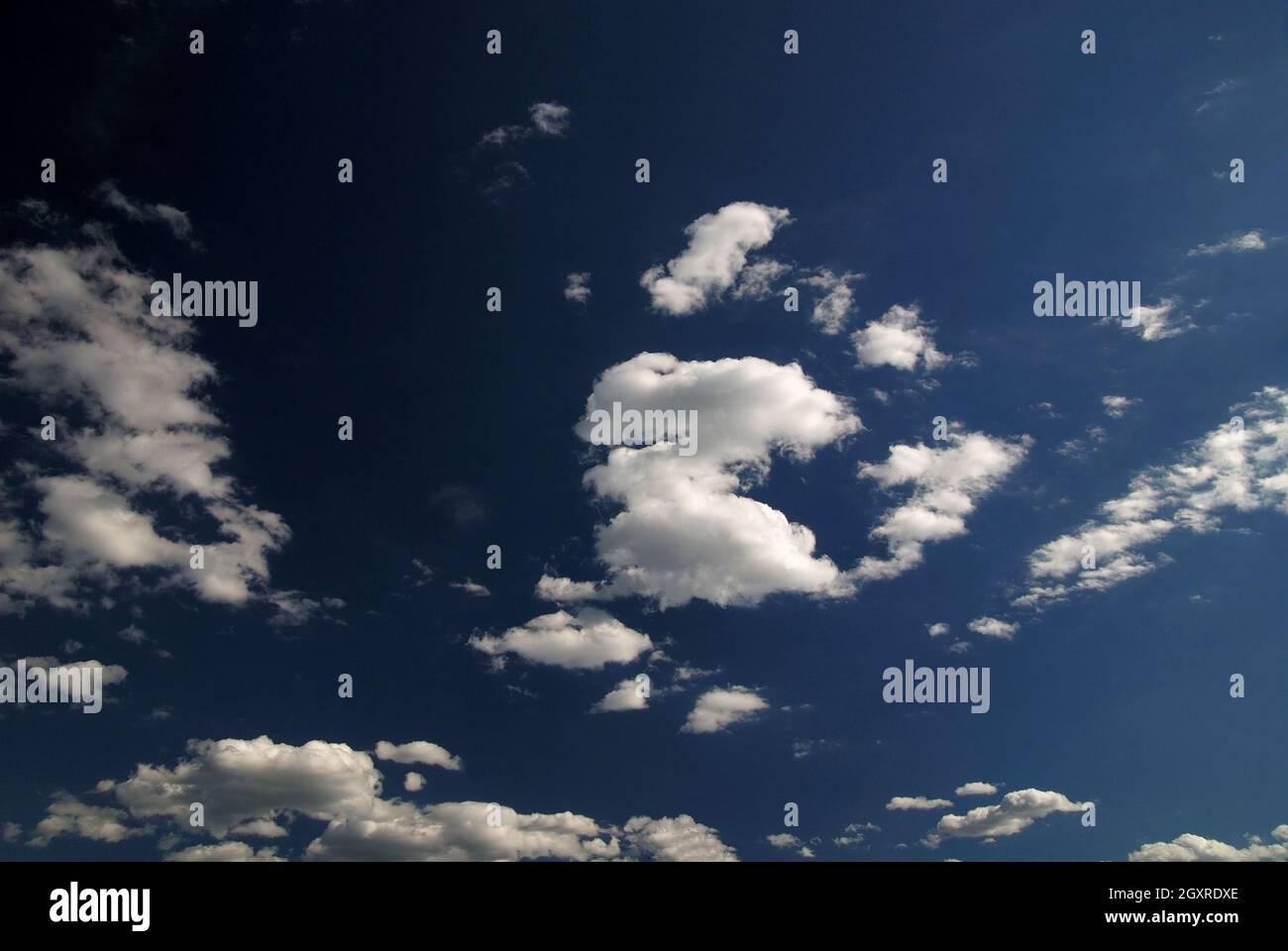 Cielo blu con nuvole drammatico (Nikon D80; 6.7.2007; 1/200 a f/7.1; ISO 100; il bilanciamento del bianco: automatico; lunghezza focale: 18 mm) Foto Stock