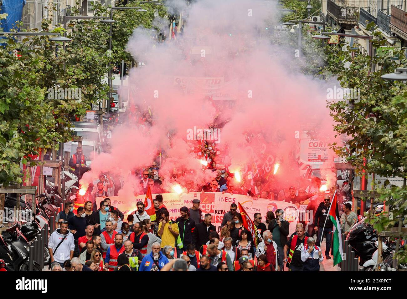 Marsiglia, Francia. 05 ottobre 2021. Durante la manifestazione, migliaia di lavoratori, disoccupati e studenti hanno manifestato in tutta la Francia in protesta contro le riforme delle pensioni e delle assicurazioni contro la disoccupazione su invito dei sindacati C.G.T (Confédération Générale du Travail) e F.O (Force Ouvrière). Credit: SOPA Images Limited/Alamy Live News Foto Stock