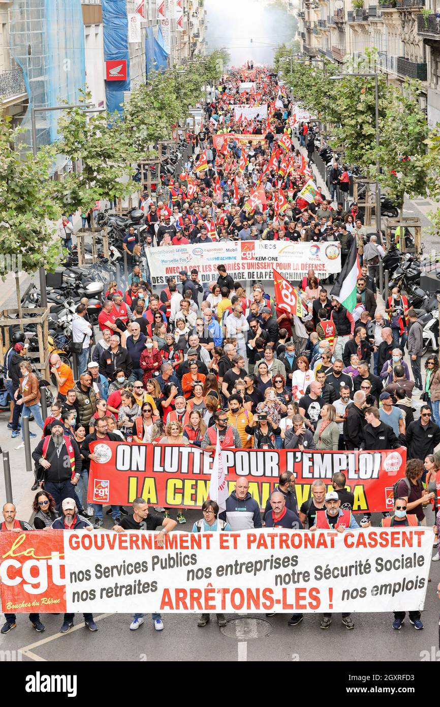 Marsiglia, Francia. 05 ottobre 2021. Una folla di manifestanti si è sfilata con bandiere e striscioni durante la manifestazione.migliaia di lavoratori, disoccupati e studenti hanno dimostrato in tutta la Francia in protesta contro le riforme delle pensioni e delle assicurazioni contro la disoccupazione su invito dei sindacati C.G.T (Confédération Générale du Travail) e F.O (Force Ouvrière). Credit: SOPA Images Limited/Alamy Live News Foto Stock