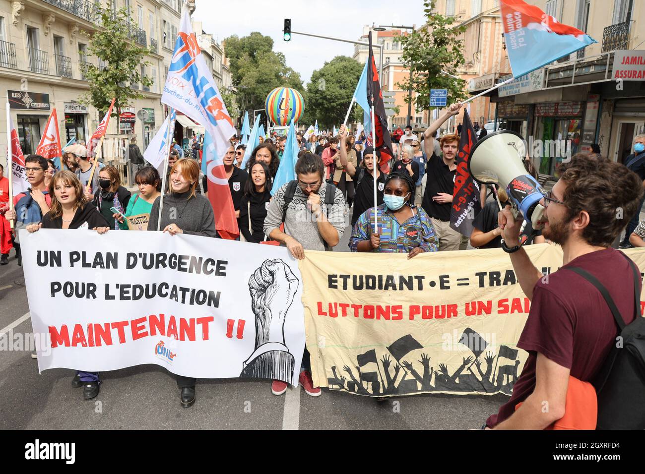 Marsiglia, Francia. 05 ottobre 2021. I manifestanti marciano con bandiere e striscioni durante la manifestazione.migliaia di lavoratori, disoccupati e studenti hanno dimostrato in tutta la Francia in protesta contro le riforme delle pensioni e delle assicurazioni contro la disoccupazione su invito dei sindacati C.G.T (Confédération Générale du Travail) e F.O (Force Ouvrière). Credit: SOPA Images Limited/Alamy Live News Foto Stock