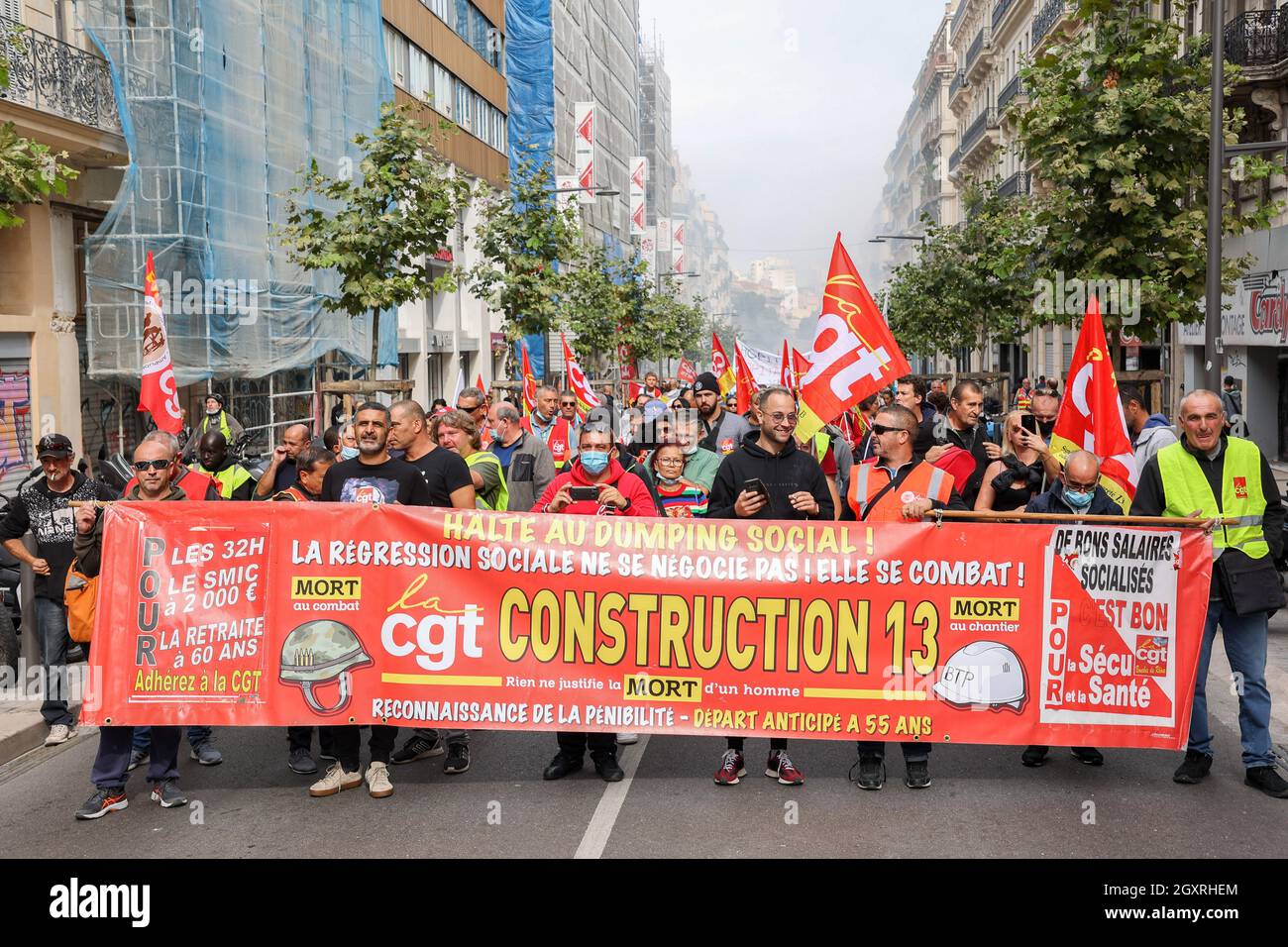Marsiglia, Francia. 05 ottobre 2021. I manifestanti marciano con bandiere e striscioni durante la manifestazione.migliaia di lavoratori, disoccupati e studenti hanno dimostrato in tutta la Francia in protesta contro le riforme delle pensioni e delle assicurazioni contro la disoccupazione su invito dei sindacati C.G.T (Confédération Générale du Travail) e F.O (Force Ouvrière). (Foto di Denis Thaust/SOPA Images/Sipa USA) Credit: Sipa USA/Alamy Live News Foto Stock