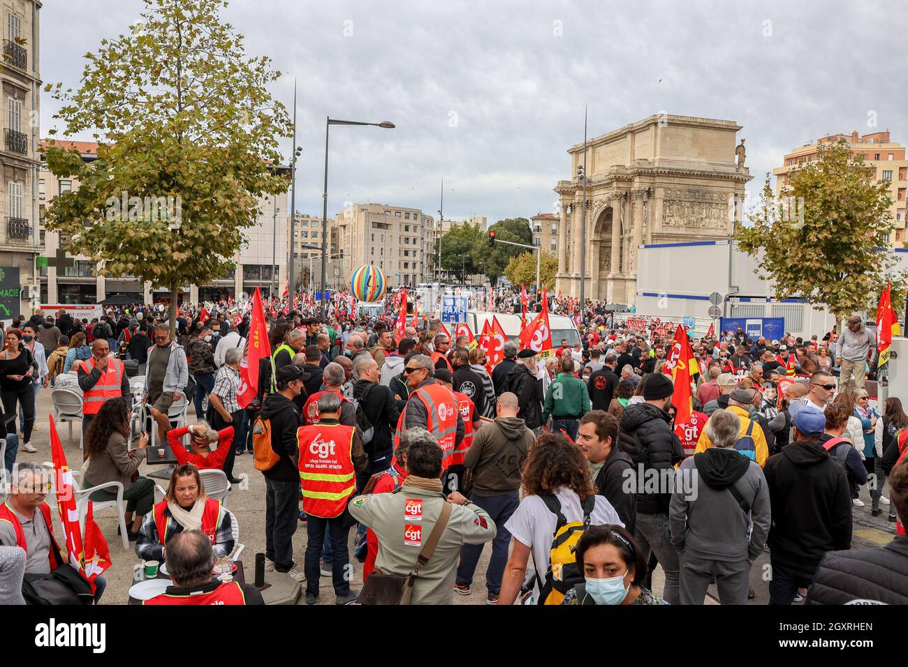 Marsiglia, Francia. 05 ottobre 2021. Una folla di manifestanti in attesa di bandiere e striscioni per l'inizio della manifestazione.migliaia di lavoratori, disoccupati e studenti hanno dimostrato in tutta la Francia in protesta contro le riforme delle pensioni e delle assicurazioni contro la disoccupazione su invito dei sindacati C.G.T (Confédération Générale du Travail) e F.O (Force Ouvrière). (Foto di Denis Thaust/SOPA Images/Sipa USA) Credit: Sipa USA/Alamy Live News Foto Stock