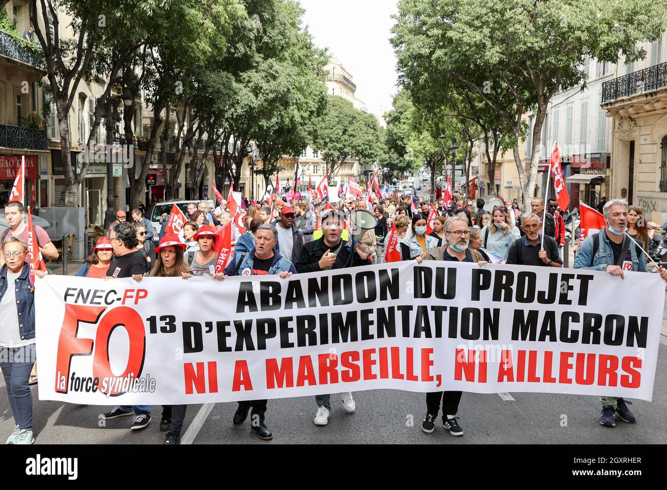 Marsiglia, Francia. 05 ottobre 2021. I manifestanti marciano tenendo bandiere e un grande banner durante la manifestazione.migliaia di lavoratori, disoccupati e studenti hanno dimostrato in tutta la Francia in protesta contro le riforme pensionistiche e dell'assicurazione contro la disoccupazione su invito dei sindacati C.G.T (Confédération Générale du Travail) e F.O (Force Ouvrière). (Foto di Denis Thaust/SOPA Images/Sipa USA) Credit: Sipa USA/Alamy Live News Foto Stock