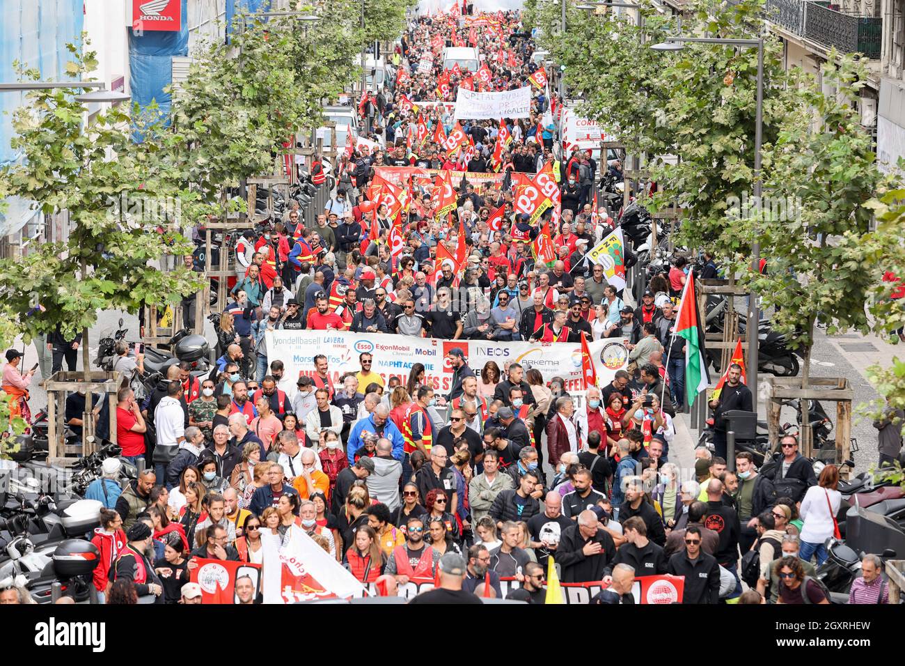 Marsiglia, Francia. 05 ottobre 2021. Una folla di manifestanti si è sfilata con bandiere e striscioni durante la manifestazione.migliaia di lavoratori, disoccupati e studenti hanno dimostrato in tutta la Francia in protesta contro le riforme delle pensioni e delle assicurazioni contro la disoccupazione su invito dei sindacati C.G.T (Confédération Générale du Travail) e F.O (Force Ouvrière). (Foto di Denis Thaust/SOPA Images/Sipa USA) Credit: Sipa USA/Alamy Live News Foto Stock
