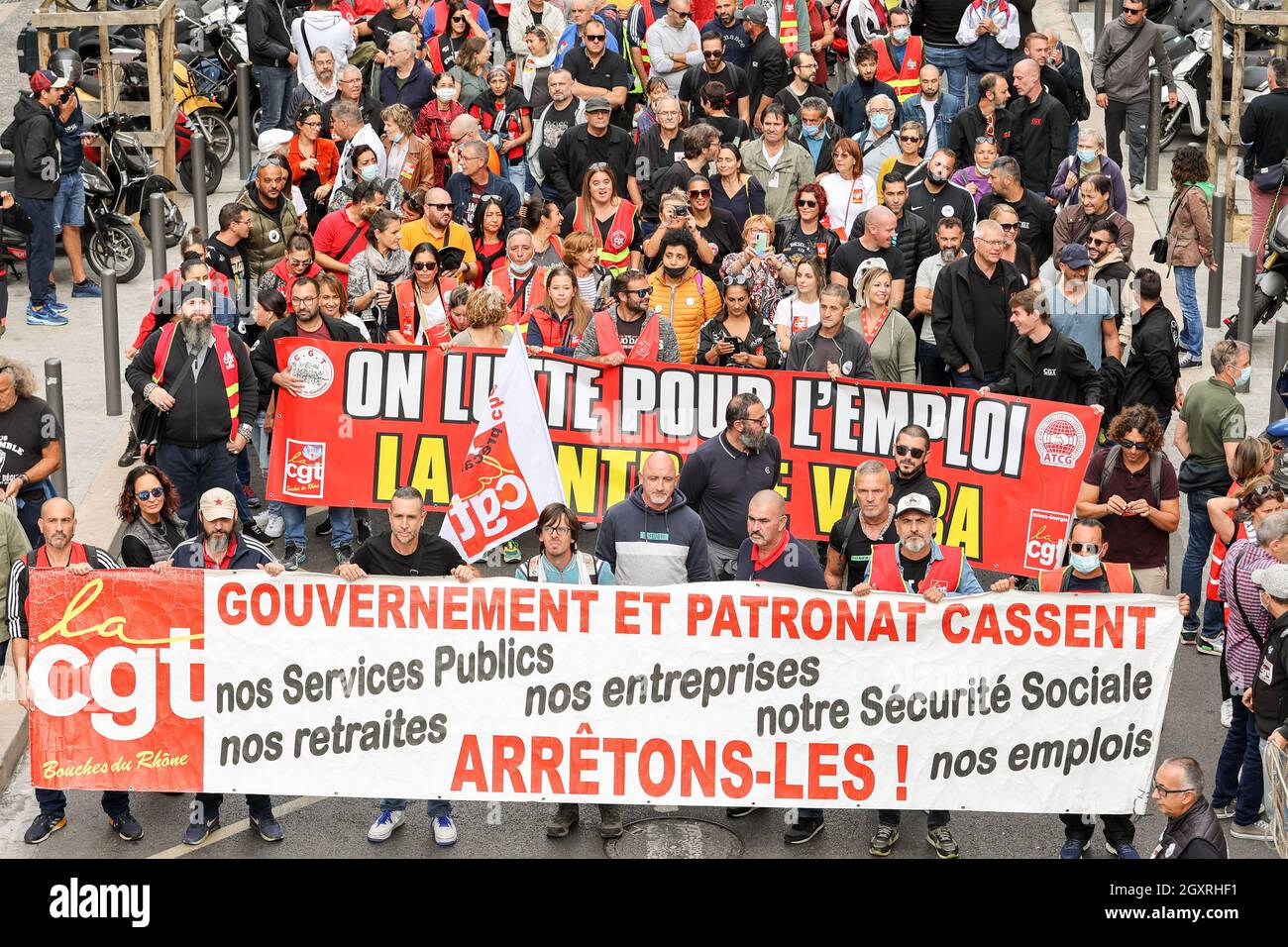 Marsiglia, Francia. 05 ottobre 2021. Una folla di manifestanti si è sposata con bandiere anti-governative durante la manifestazione.migliaia di lavoratori, disoccupati e studenti hanno dimostrato in tutta la Francia in protesta contro le riforme delle pensioni e delle assicurazioni contro la disoccupazione su invito dei sindacati C.G.T (Confédération Générale du Travail) e F.O (Force Ouvrière). (Foto di Denis Thaust/SOPA Images/Sipa USA) Credit: Sipa USA/Alamy Live News Foto Stock