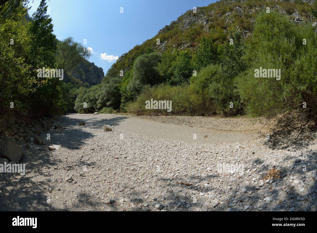 wild river essiccato letto sul giorno d'estate cambiamenti climatici segnali Foto Stock