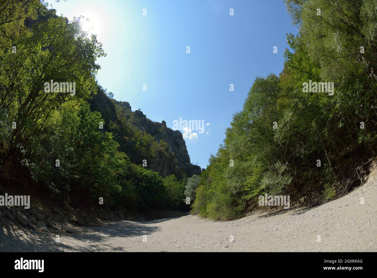 wild river essiccato letto sul giorno d'estate cambiamenti climatici segnali Foto Stock