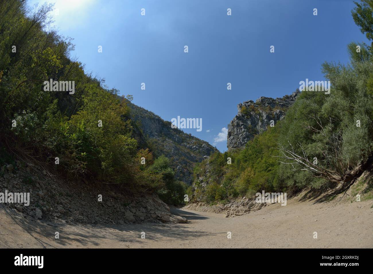 wild river essiccato letto sul giorno d'estate cambiamenti climatici segnali Foto Stock