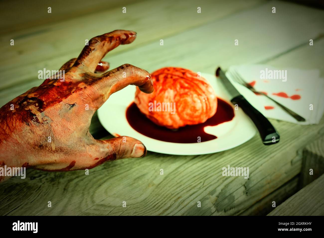 Sanguinoso zombie mano che raggiunge per fresco cervelli a mangiare per la cena Foto Stock