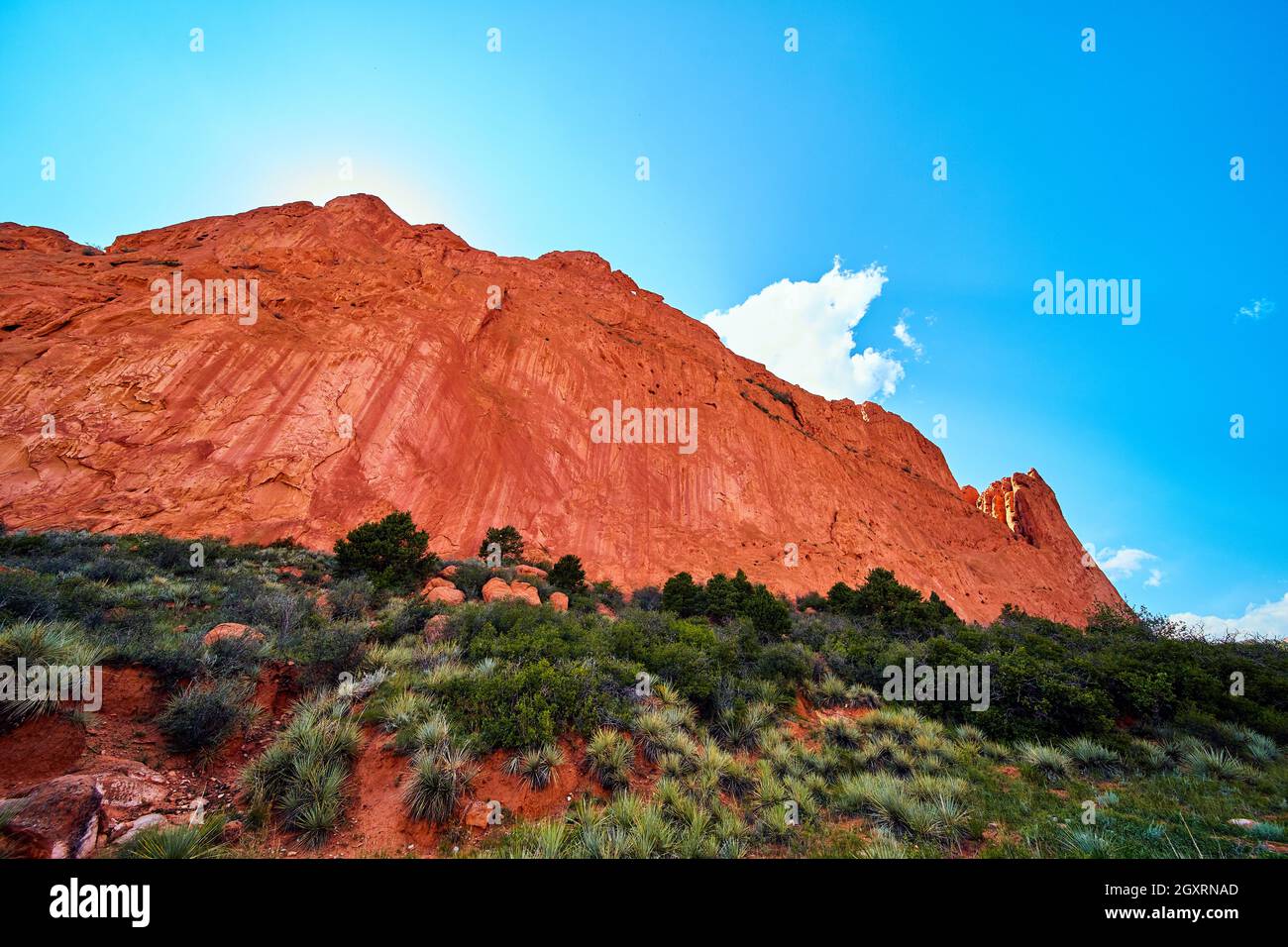 Montagne giganti di roccia rossa nel paesaggio desertico Foto Stock