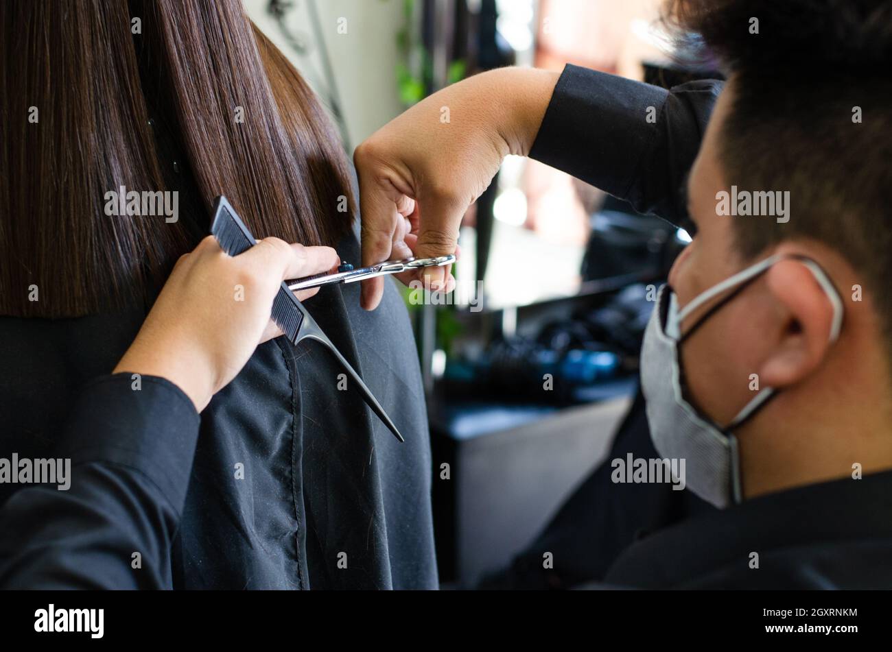 Giovane uomo e donna parrucchieri in salone di bellezza Foto Stock