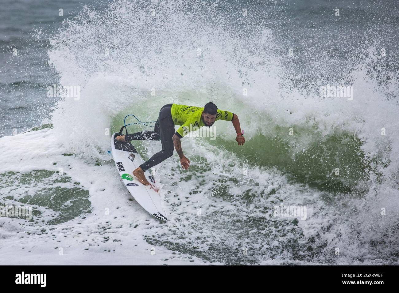 Ericeira, Portogallo. 05 ottobre 2021. Il brasiliano Italo Ferreira compete durante il round 48 di MEO Vissla Pro Ericeira, WSL (World Surf League). (Foto di Henrique Casinhas/SOPA Images/Sipa USA) Credit: Sipa USA/Alamy Live News Foto Stock