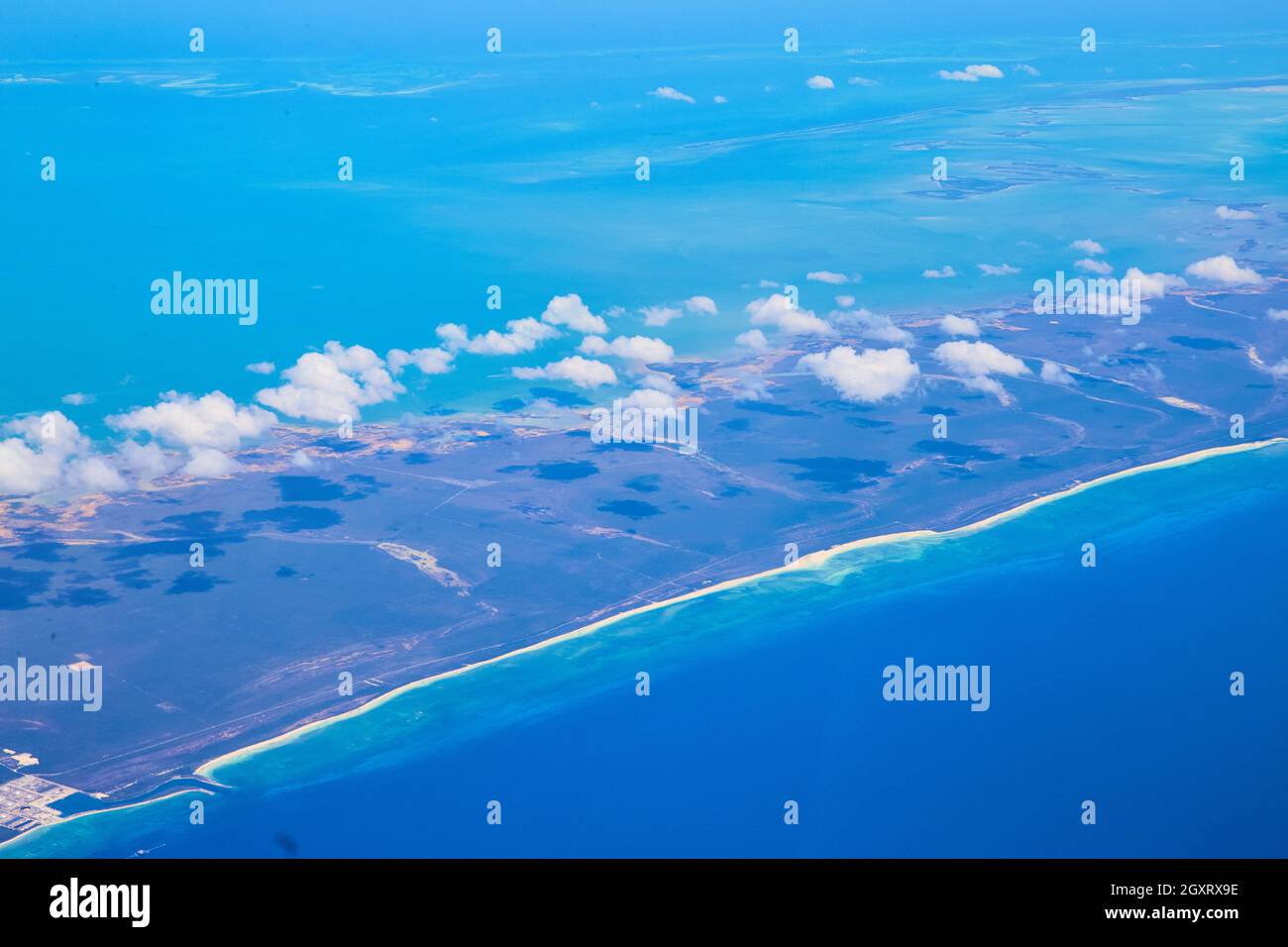 Isole Caraibi da aeroplano con piccole nuvole e oceano Foto Stock