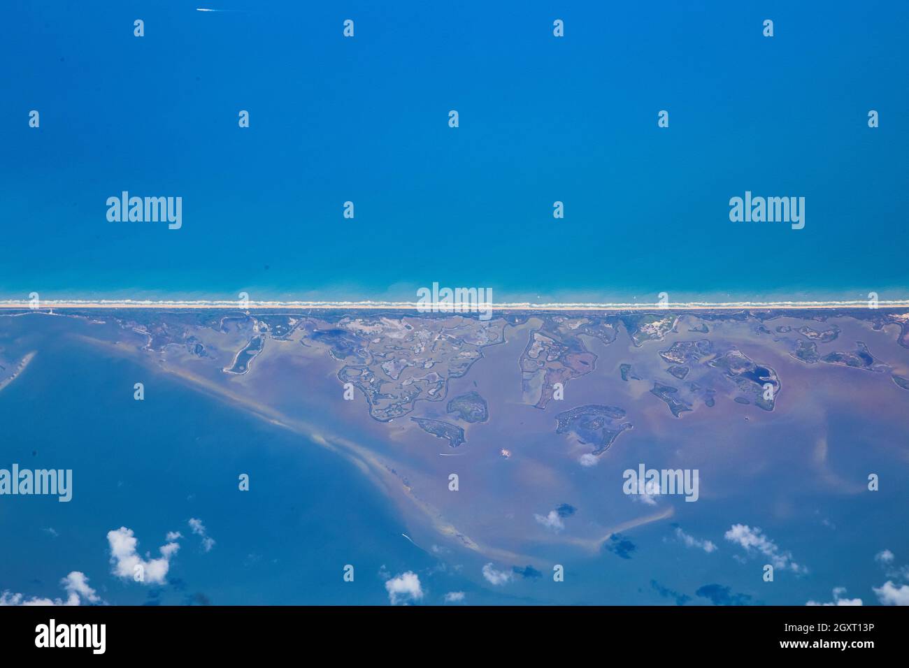 Vista aerea delle isole contro l'acqua blu Foto Stock