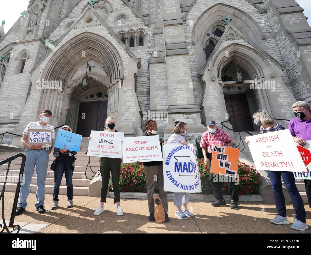 St. Louis, Stati Uniti. 05 ottobre 2021. I manifestanti hanno dei segni sui gradini della chiesa del St. Francis Xavier College durante un raduno per l'assassino condannato Ernest Johnson, a St. Louis martedì 5 ottobre 2021. Nonostante gli appelli di Papa Francesco, 2 membri del Congresso e un ex governatore, Missouri Gov. Mike Parson eseguì l'esecuzione alle 18.00 presso la prigione di Stato di Bonne Terre, Missouri. Johnson è stato condannato per l'omicidio nel 1994 di tre dipendenti di un minimarket a Columbia, Missouri. Foto di Bill Greenblatt/UPI Credit: UPI/Alamy Live News Foto Stock