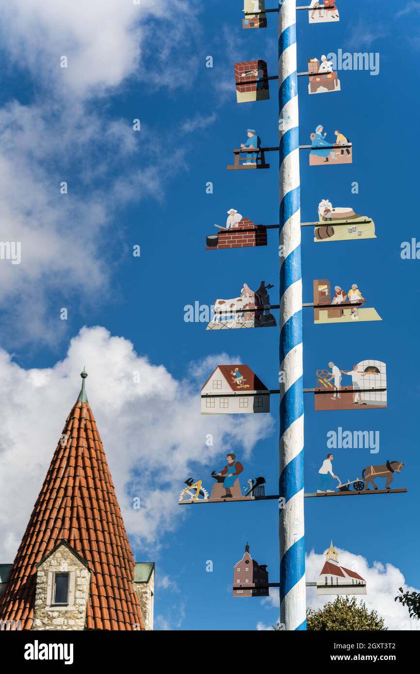 Il cielo blu-bianco sulla Baviera, così tipico e bello Foto Stock