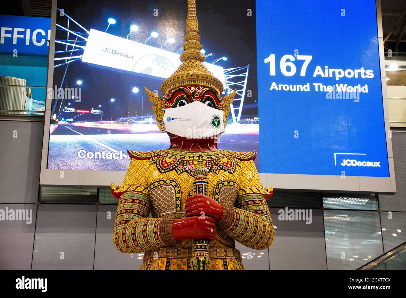 Vita stile di vita nuovo normale e yaksha tutore o titan gigante custode indossare maschera mentre Coronavirus COVID 19 focolaio a Suvarnabhumi International Air Foto Stock