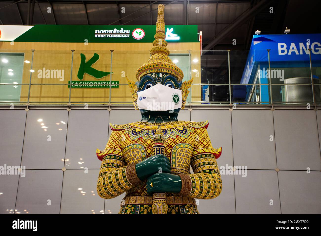 Vita stile di vita nuovo normale e yaksha tutore o titan gigante custode indossare maschera mentre Coronavirus COVID 19 focolaio a Suvarnabhumi International Air Foto Stock