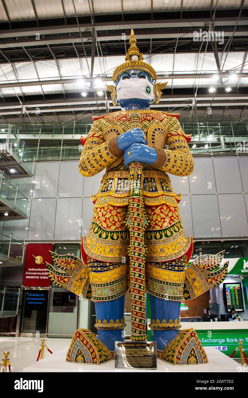 Vita stile di vita nuovo normale e yaksha tutore o titan gigante custode indossare maschera mentre Coronavirus COVID 19 focolaio a Suvarnabhumi International Air Foto Stock