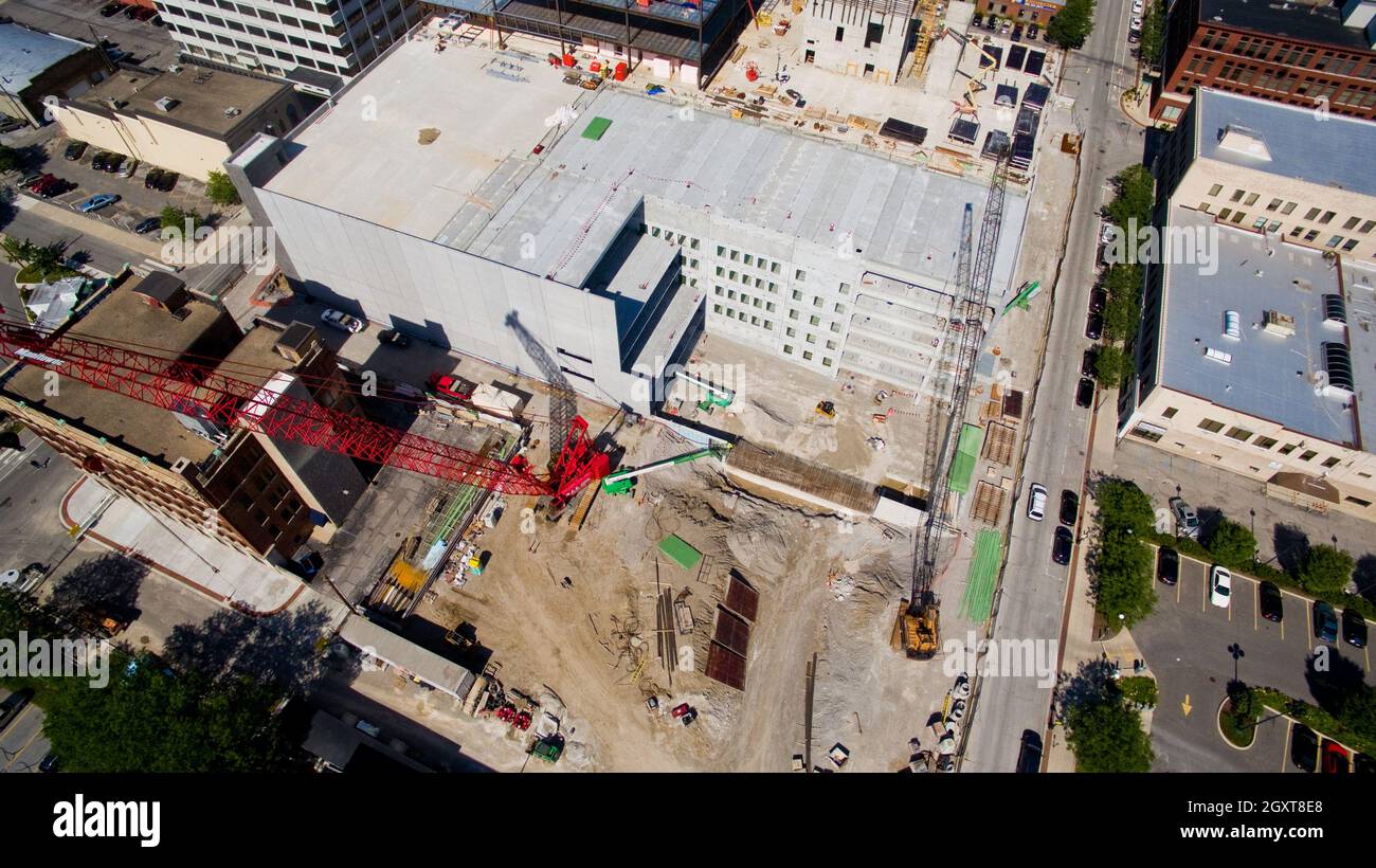 Scatto aereo di un cantiere in una città del centro di Fort Wayne Foto Stock