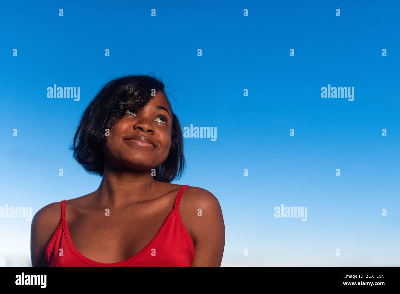 Ritratto di una donna africana che guarda al cielo Foto Stock